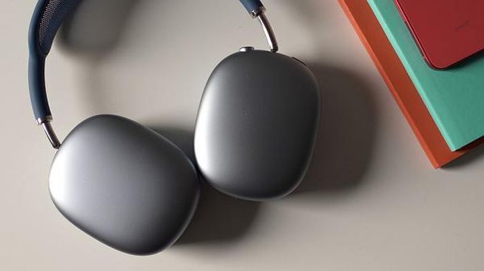 Gần đây, theo nguồn tin từ tài khoản Twitter @LeaksApplePro Apple đang phát triển một phiên bản AirPods Max, tai nghe không dây full size phiên bản giá rẻ hơn.