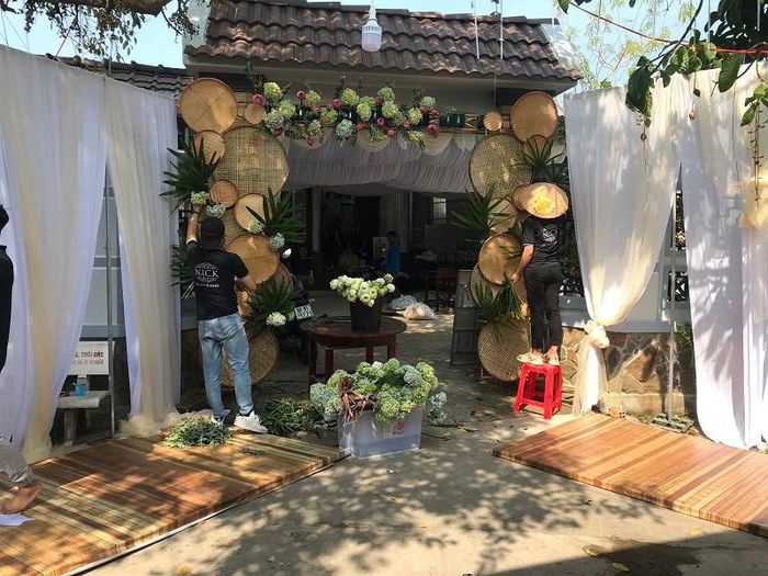 Không khí tại nhà của Á hậu Thúy An cũng trở nên náo nhiệt hơn. Khác với thành thị, đám cưới của người dân miền Tây đa số được tổ chức và dựng rạp tại gia.