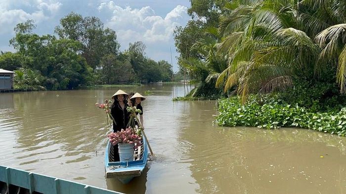Đặc biệt, Á hậu Bùi Phương Nga cũng xuất hiện tại nhà Thúy An từ sớm để phụ giúp đàn chị. Nàng hậu không ngần ngại chèo xuồng đưa Thúy An đi chợ sắm sửa.