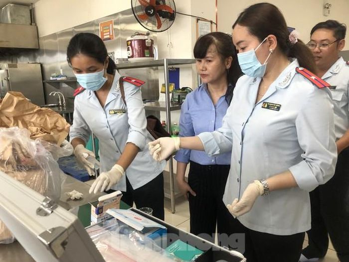 Ban Quản lý ATTP lấy mẫu kiểm tra tại một đơn vị kinh doanh thực phẩm tại TPHCM