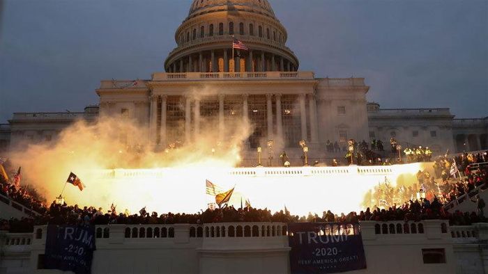Người biểu tình ủng hộ ông Trump tập trung trước tòa nhà Quốc hội Mỹ ngày 6/1. Ảnh: Reuters