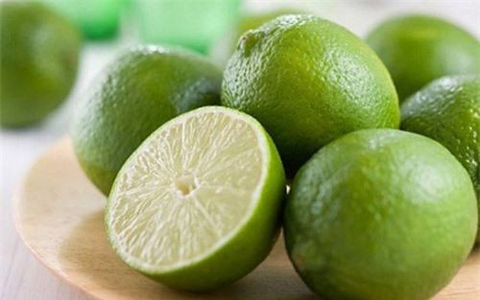 Bạn tuyệt đối không được bôi chanh lên mặt.
