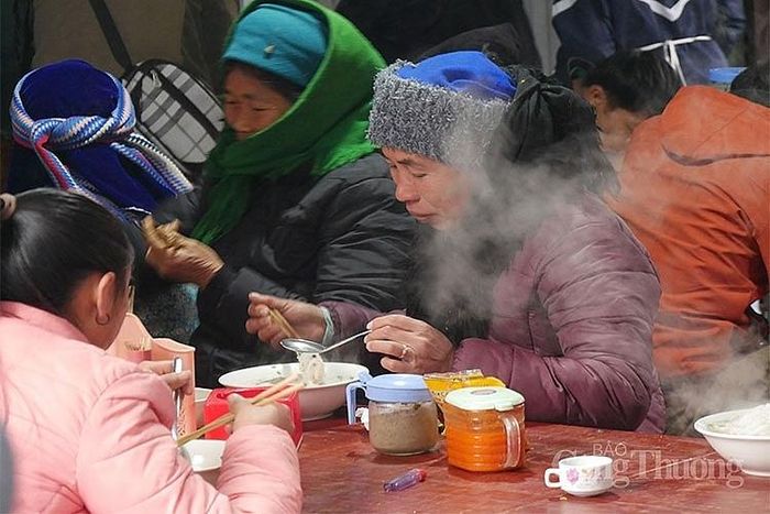 Quán phở ở giữa chợ cũng là một điểm đến quen thuộc của người dân Đồng Văn. Tại đây nổi tiếng nhất là phở gà H’mong. Người H’mong có thói quen nuôi gà thả rông, thịt gà nhờ đó rất săn chắc và có vị rất riêng. Một bát phở ở đây có giá 30.000 đồng