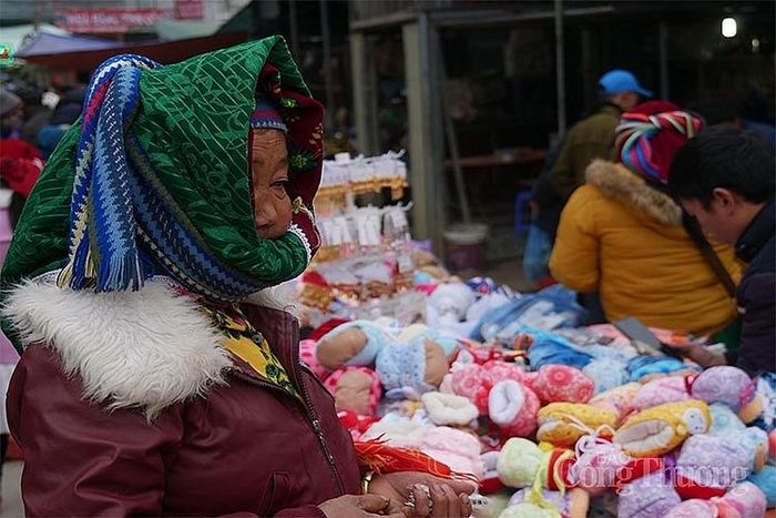 Người phụ nữ đang tìm mua đồ giữ ấm vào mùa đông. Những ngày mùa đông, nhiệt độ ở đây chỉ rơi vào khoảng từ 1 – 8 độ