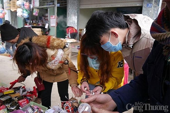Các du khách cũng đang chọn mua những món đồ tại chợ Đồng Văn về làm quà. Tuy nhiên, đa phần đồ lưu niệm ở đây có xuất xứ Trung Quốc