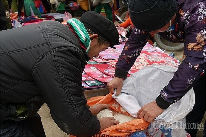 Người dân tranh thủ mua gạo. Gạo tại Đồng Văn là gạo khẩu mang, có giá khoảng 45.000/kg