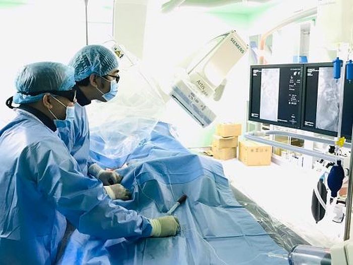 Các bác sĩ thực hiện kỹ thuật tắc mạch