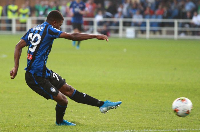  Galli, cựu cầu thủ AC Milan và Fiorentina, là một trong những người đầu tiên chứng kiến Diallo thể hiện khả năng ở Italy. Anh chia sẻ: "Phí chuyển nhượng của Diallo rất cao, nhưng có lý do phía sau. Diallo cần giấy phép lao động tại Anh, nhưng cậu ấy chưa khoác áo tuyển quốc gia. MU phải có lý do xác đáng để đẩy nhanh quá trình xin giấy phép lao động cho Diallo". 
