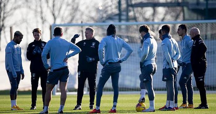 Aston Villa phải dùng đội hình trẻ đá với Liverpool