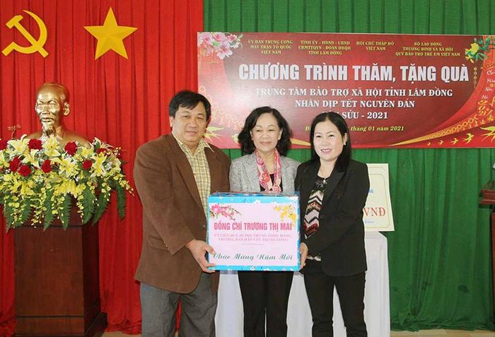 Đồng chí Trương Thị Mai trao tặng quà Tết tại Trung tâm Bảo trợ xã hội tỉnh Lâm Đồng.