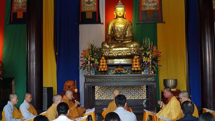 Tâm nguyện cung thỉnh ba tôn tượng từ miền đất Phật giúp những linh hồn an nghỉ dưới bóng sala thêm bình yên trong tiếng kinh kệ.