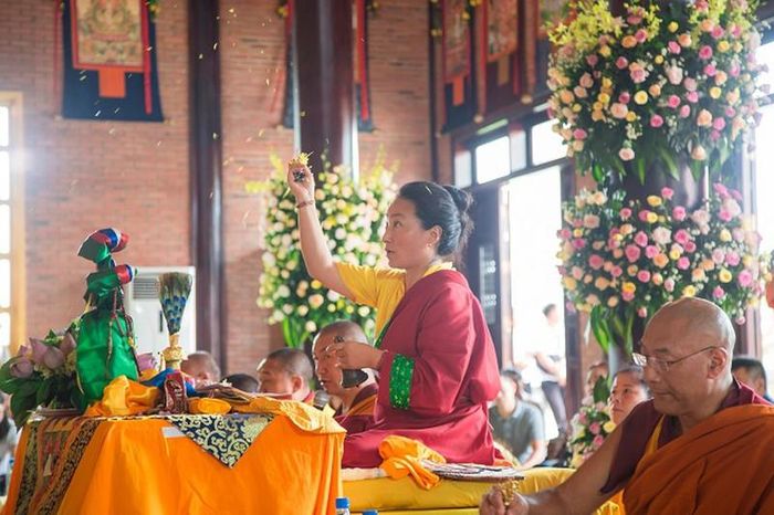 Cao tăng Khandro La trong lễ hô thần nhập tượng ngày 17/6/2019.