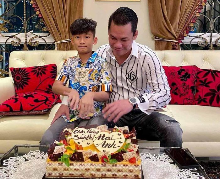 Doanh nhân Đức Huy cũng dành nhiều tình cảm cho quý tử.
