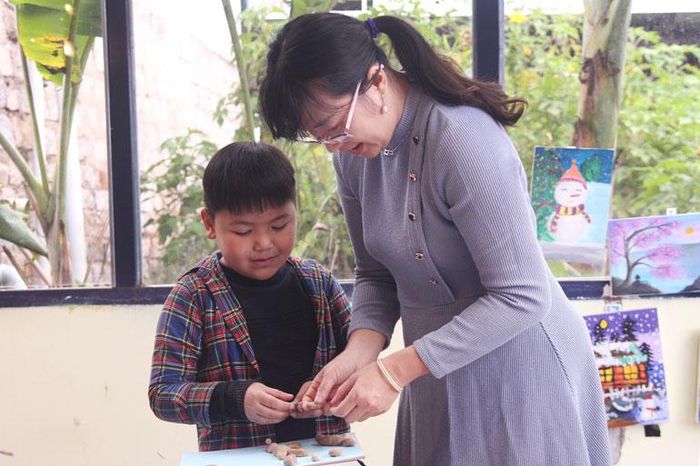 Các bé hào hứng làm tranh đá cuội dưới sự hướng dẫn của cô giáo Tâm