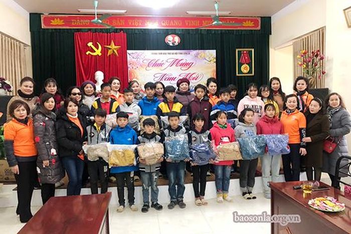 Hội Quý bà thanh lịch Sơn La và Hà Nội tặng quà cho các cháu mồ côi tại Trung tâm Bảo trợ xã hội