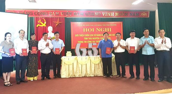 Lãnh đạo Đảng ủy Khối các cơ quan tỉnh giới thiệu cuốn lịch sử Đảng bộ Khối 65 năm (1954-2019).