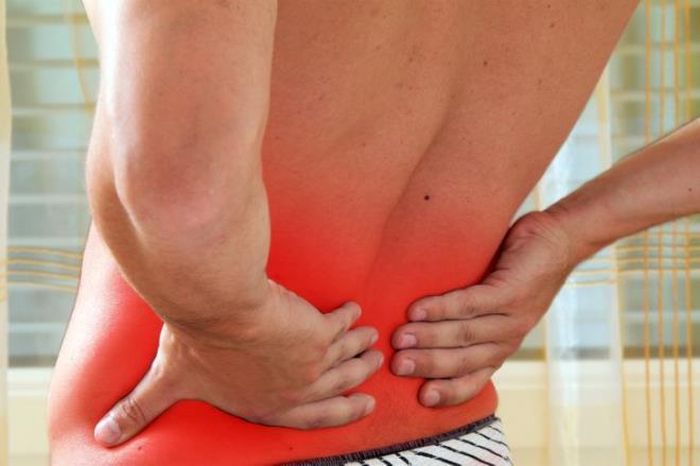 Thường xuyên bị đau khớp: Đau khớp là dấu hiệu phổ biến cho thấy cơ thể đang bị thiếu vitamin C. Bởi vitamin C là chất chống oxy hóa mạnh, thiếu nó cơ thể sẽ dễ bị viêm, đau nhức khớp.
