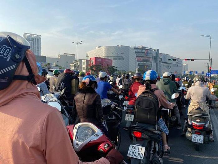 Đài Khí tượng Thủy văn khu vực Nam Bộ khuyến cáo người dân khi ra đường nên mặc áo ấm và tránh tiếp xúc trực tiếp ánh nắng
