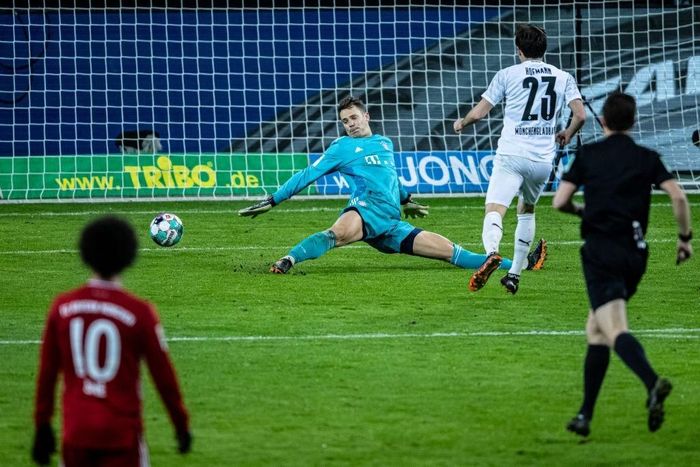  Tuy nhiên, các sai lầm ở hàng thủ đã báo hại Bayern. Phút 36, thủ quân Lars Stindl tung đường chọc khe loại bỏ hàng phòng ngự Bayern để Jonas Hofmann thoát xuống đối mặt trước khi đánh bại Manuel Neuer, rút ngắn tỷ số xuống 1-2. 