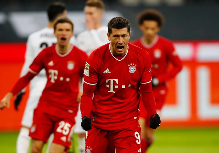  Lewandowski chính là người mở tỷ số cho Bayern với cú đá chuẩn xác từ chấm phạt đền vào phút 20. Đây là bàn thứ 20 sau 14 trận của chân sút người Ba Lan tại Bundesliga mùa này. Trước đó, Florian Neuhaus của M'Gladbach đã để bóng chạm tay trong vùng cấm và hành động phạm luật này không qua được mắt VAR. 