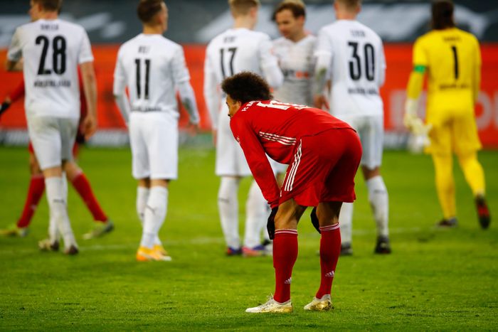  Thua trận 2-3, Bayern nhận thất bại thứ hai tại Bundesliga 2020/21 sau khi bị Hoffenheim quật ngã 4-1 ở vòng 2. Bayern thậm chí có thể bị hất văng khỏi ngôi đầu nếu Leipzig thắng Dortmund trong trận đấu lúc 0h30 ngày 10/1 (giờ Hà Nội). Họ hiện chỉ hơn đối thủ 2 điểm và thi đấu nhiều hơn 1 trận. 