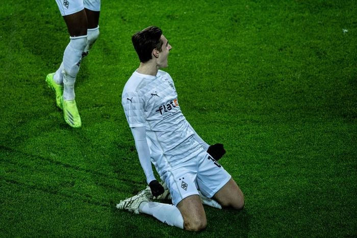  Phút cuối cùng của hiệp một, vẫn là kịch bản cũ của M'Gladbach đánh bại Bayern. Stindl một lần nữa tung đường chuyền đưa Hofmann đối mặt Neuer, tỷ số được đưa về vạch xuất phát. 