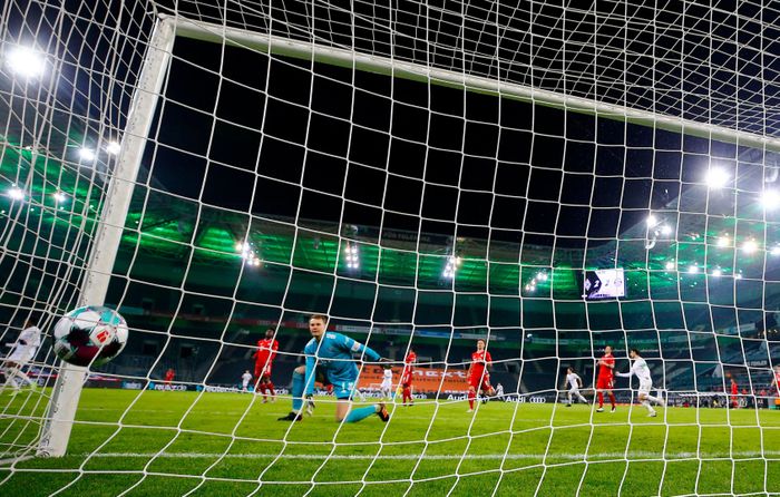  Bi kịch của Bayern đến vào phút 49. Người lập cú đúp Jonas Hofmann kiến tạo cho Florian Neuhaus, người để bóng chạm tay ở đầu trận, tung cú đá sấm sét vào lưới Neuer. Hàng phòng ngự Bayern một lần nữa thi đấu như mơ ngủ khi để đối phương có quá nhiều khoảng trống. 