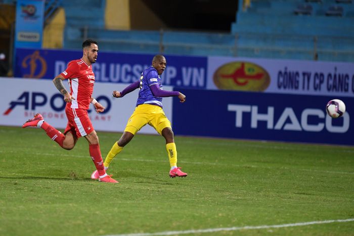 Bruno Cunha chơi đầy năng nổ trên hàng công CLB Hà Nội. Ảnh: Việt Hùng.