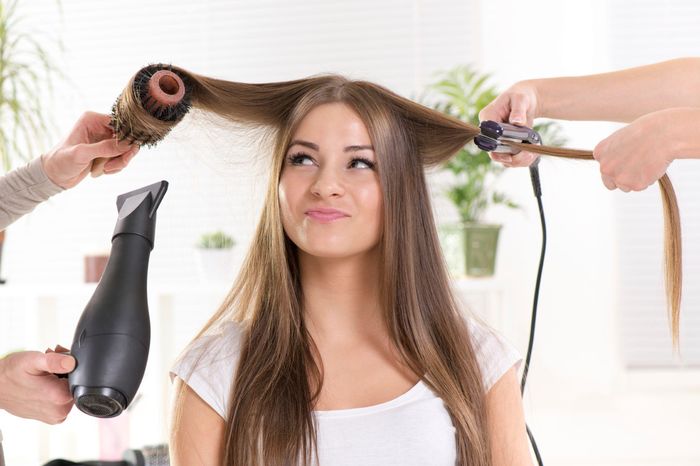 Mọi người nên sử dụng máy làm tóc với nhiệt độ thấp để tránh hư tổn. Ảnh: Enfemenino. 