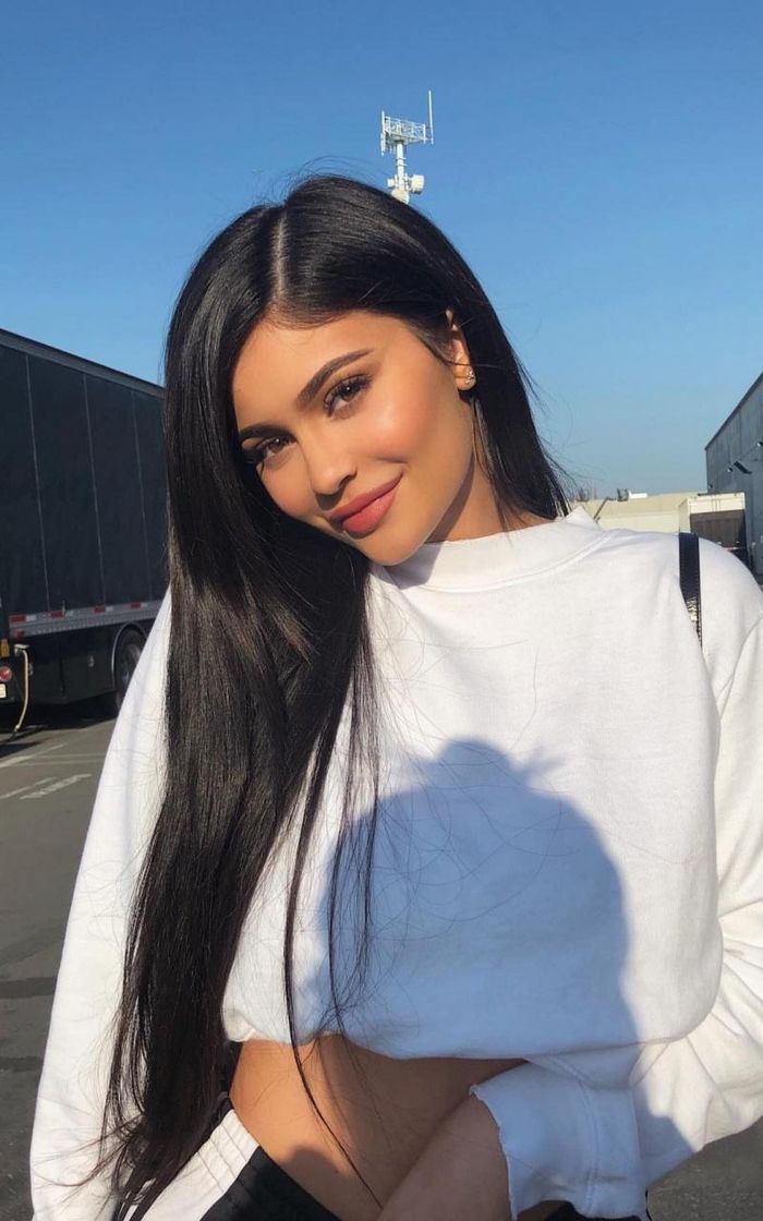 Các cô gái có thể uốn xoăn nhẹ phần mái hoặc giữ nguyên bản như Selena Gomez và Kylie Jenner. Ảnh: Pinterest.