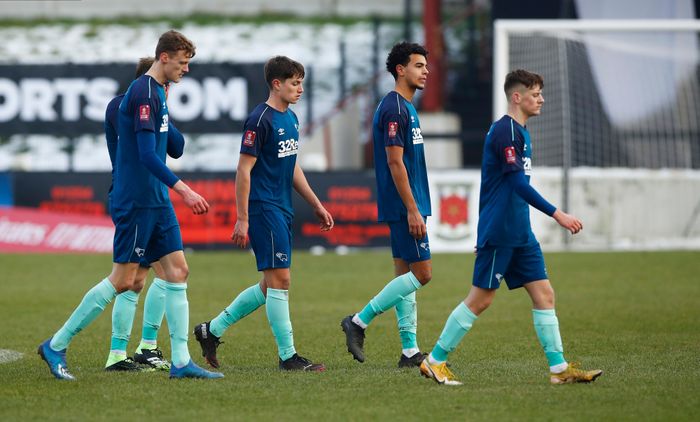  Derby có màn trình diễn bạc nhược trước đối thủ không cùng đẳng cấp. Đội bóng của Wayne Rooney cầm bóng 45% và tung vỏn vẹn 2 cú sút. Trong khi đó, với tâm lý thoải mái, Chorley chơi một trong những trận đấu hay nhất mùa. Đoàn quân của HLV Jamie Vermiglio cầm bóng 55%, tung 19 cú sút và thu về 2 bàn. 