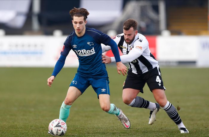  Derby chia tay FA Cup và sẽ dành sự tập trung tối đa cho nhiệm vụ trụ lại giải hạng Nhất năm nay. Đoàn quân của HLV Rooney cải thiện màn trình diễn, nhưng vẫn đang đứng thứ 22 trên tổng 24 đội tham gia Championship. 
