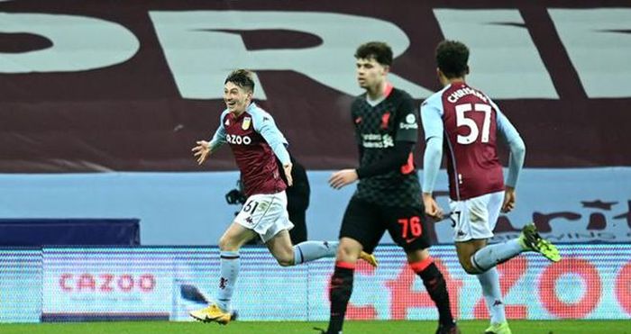 Louie Barry ăn mừng bàn thắng gỡ hòa cho Aston Villa