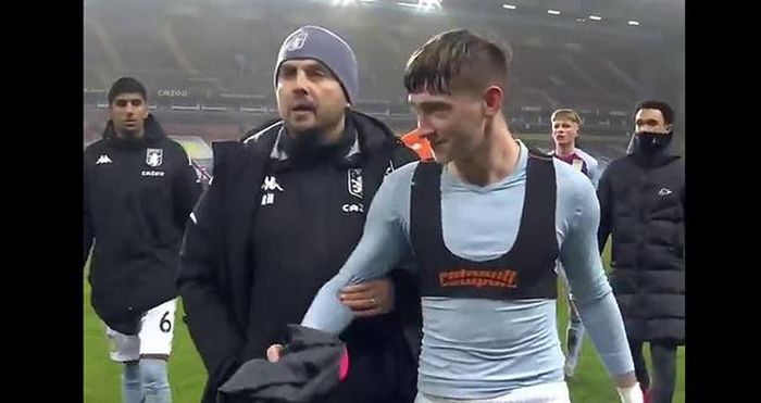 Một HLV Aston Villa khuyên Louie Barry nên giữ lại chiếc áo