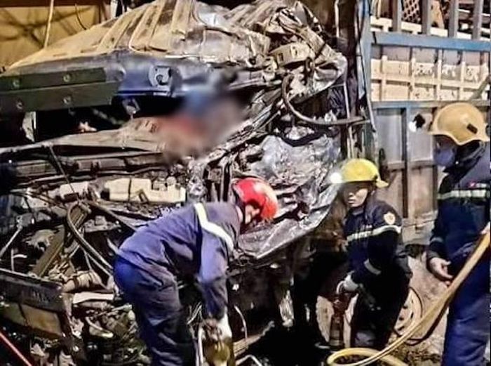 Phần đầu xe hư hỏng, cửa bị biến dạng buộc lực lượng cứu hộ phải dùng dụng cụ phá, cắt cửa mới đưa được nạn nhân ra ngoài. 