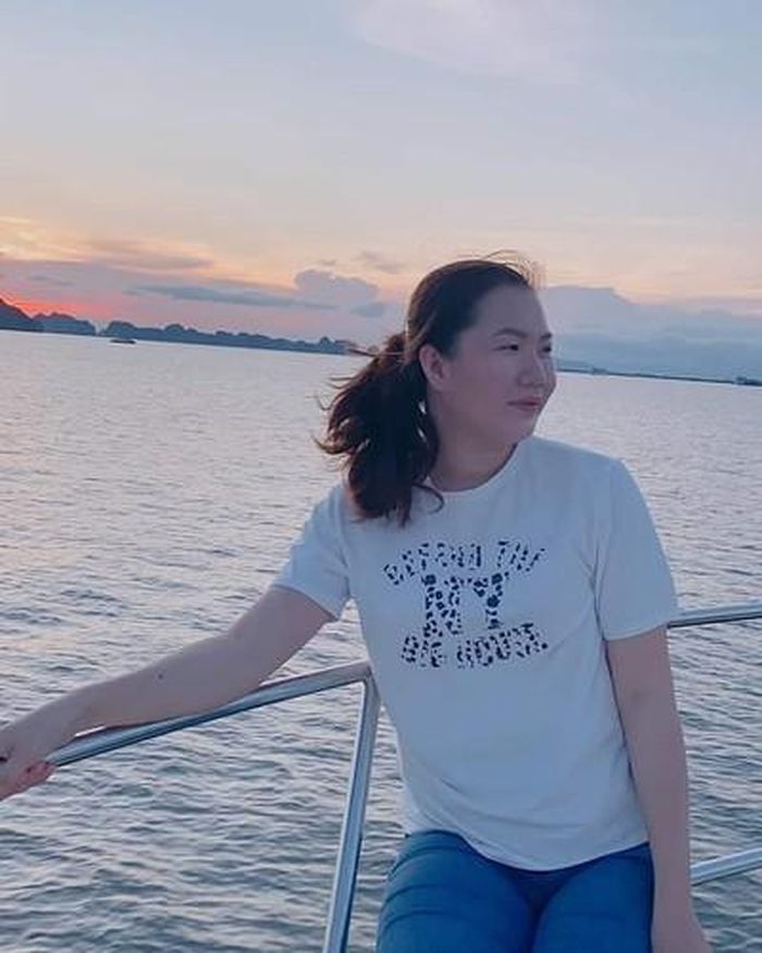 Kể từ khi về làm việc cho Ngọc Trinh, cô nàng trợ lý tên Thúy Kiều bỗng chốc trở thành cái tên siêu hot trên MXH. Thậm chí, nhiều người còn dùng tới cụm từ: "Thời tới không cản nổi" để miêu tả về cô nàng quê gốc Trà Vinh.