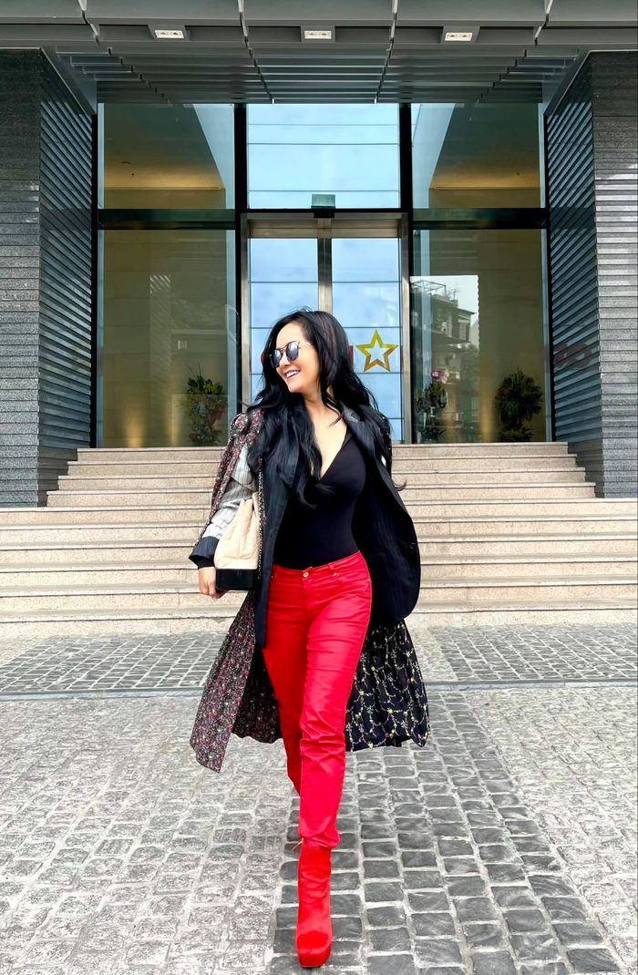 Nữ diva 50 tuổi không ngại phối đồ phá cách và năng động như các cô gái trẻ tuổi.