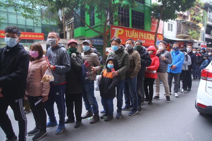 Các CĐV xếp hàng vào sân.