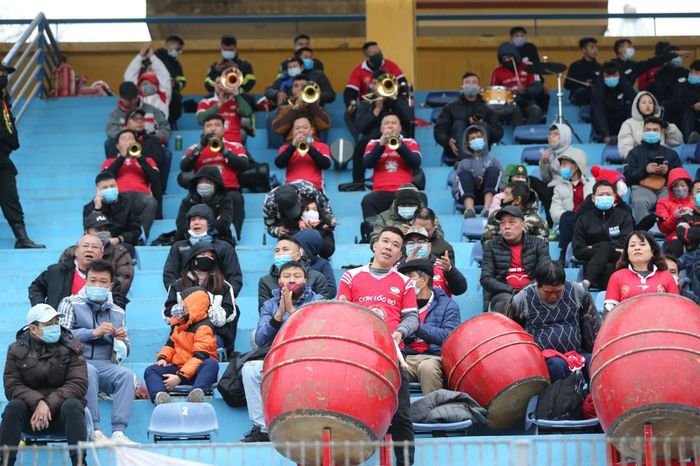 Không khí cuồng nhiệt trên khán đài như xua tán giá lạnh.
