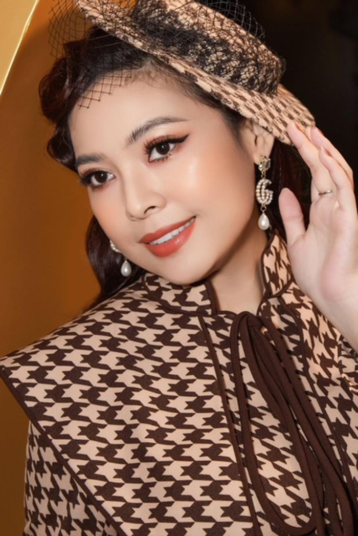 Lựa chọn phong cách cổ điển, Kim Thanh Thảo toát lên thần thái của những quý cô châu Âu những năm 90 - vừa sang chảnh, vừa quý phái.