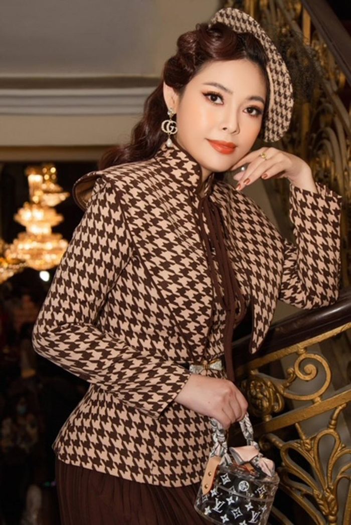 Cô luôn thay đổi phong cách thời trang ở mỗi nơi mình xuất hiện khiến người đối diện không thể rời mắt.