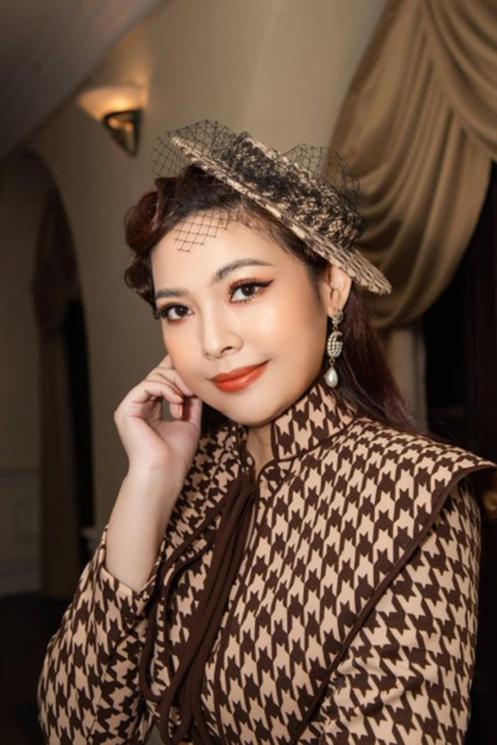 Là người yêu điện ảnh cũng như thời trang, Kim Thanh Thảo luôn biết cách làm mới mình.