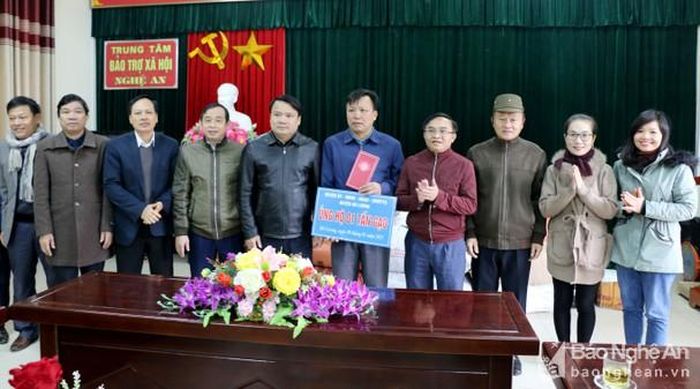 Ban Dân vận Tỉnh ủy trao tặng quà cho các đối tượng chính sách tại Trung tâm Bảo trợ xã hội Nghệ An. Ảnh: Hữu Hoàn