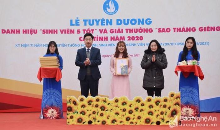 Bí thư Tỉnh đoàn Lê Văn Lương và đại diện Ban Tuyên giáo Tỉnh ủy trao thưởng cho các sinh viên đạt danh hiệu "Sinh viên 5 tốt". Ảnh: Thanh Lê