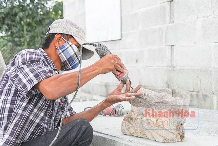  Ông Trần Phương chế tác tượng cá hóa rồng. 