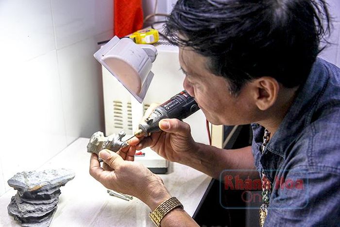  Công đoạn chế tác đá tỉ mỉ của ông Thìn. 