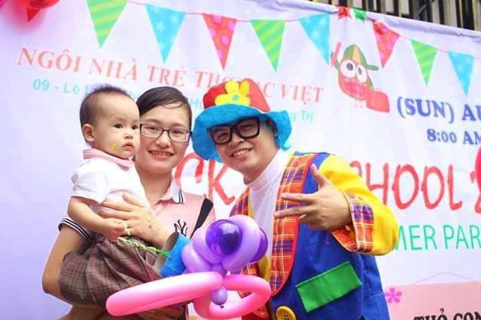  Nghề làm chú hề tạo hình bong bóng của Hoàng Ngọc Hà mang niềm vui đến với mọi người - Ảnh: NVCC 