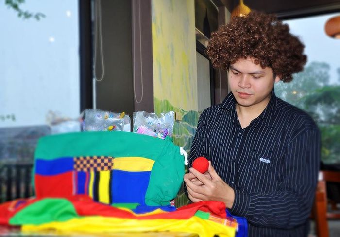  Hoàng Ngọc Hà chuẩn bị đồ nghề cho chương trình sắp tới của mình - Ảnh: Q.H 