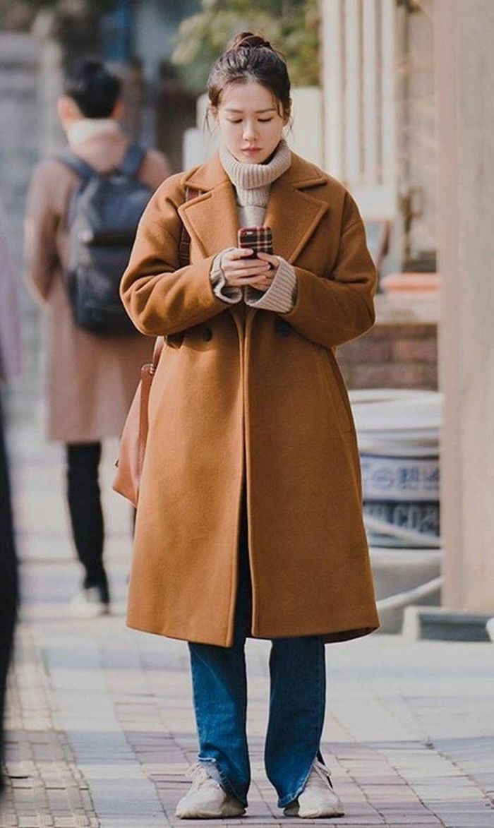 Son Ye Jin tiết chế màu sắc trong trang phục để tránh bị rối mắt. Ảnh: Mrbuleishaw, Pinterest.