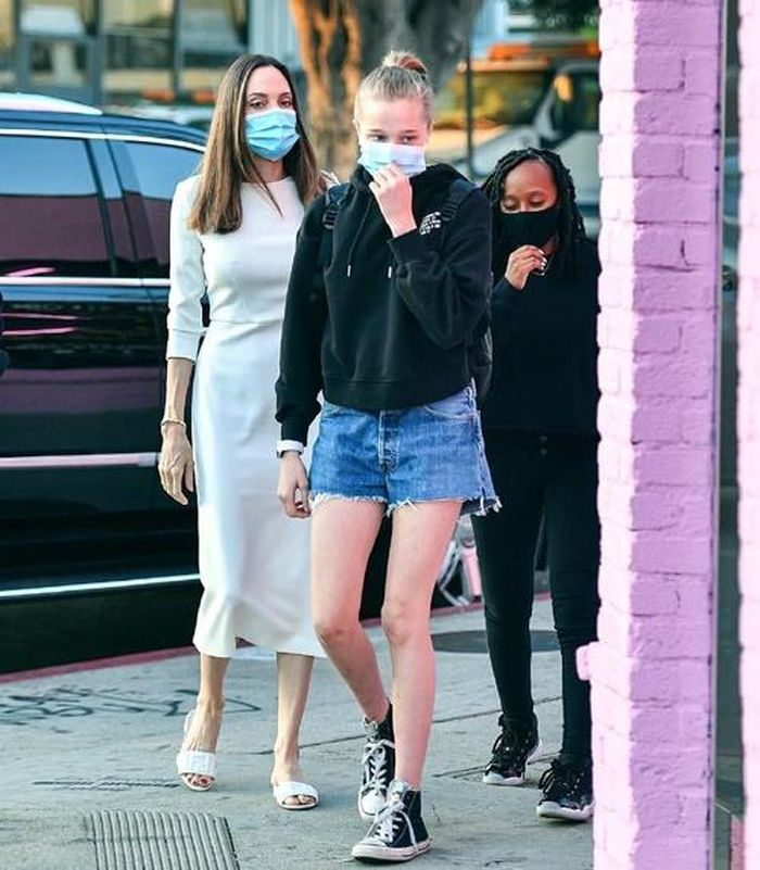  Theo Mail Online, Shiloh khiến người hâm mộ gia đình Jolie-Pitt không nhận ra vì kiểu tóc lẫn phong cách thời trang. Ở tuổi 14, cô lớn phổng phao và cao bằng mẹ khi đi cùng. 